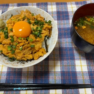 至福のごはん、卵黄で濃厚なウニ丼